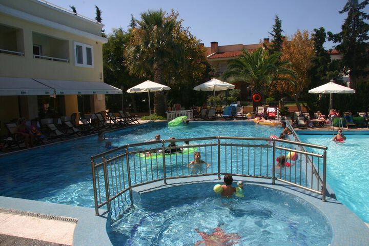 Hotel Pool