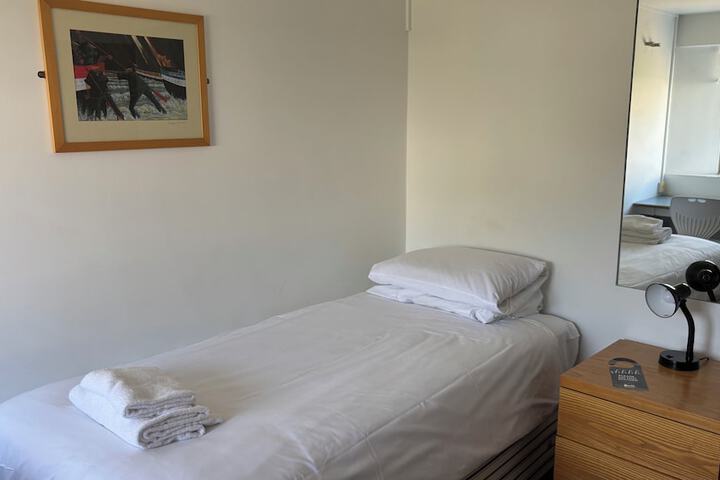Room 33 of 83