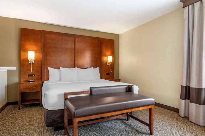 1 King Bed (6 of 34)
