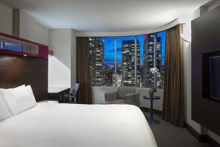1 King Bed (1 of 10)