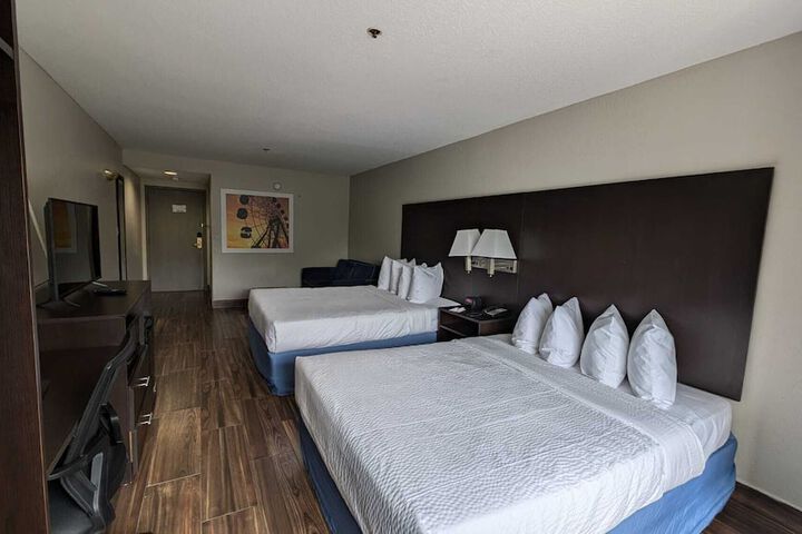 1 Queen Bed (12 of 36)