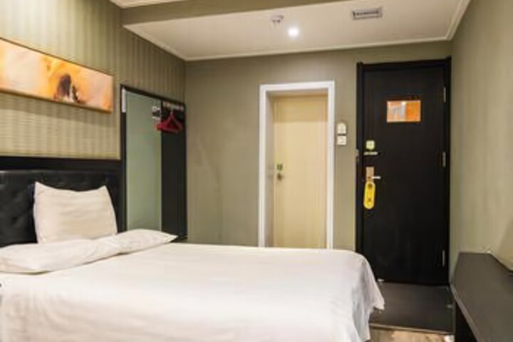 Room 4 of 8