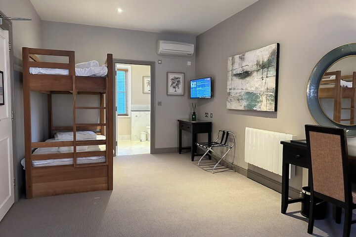 Room 28 of 64