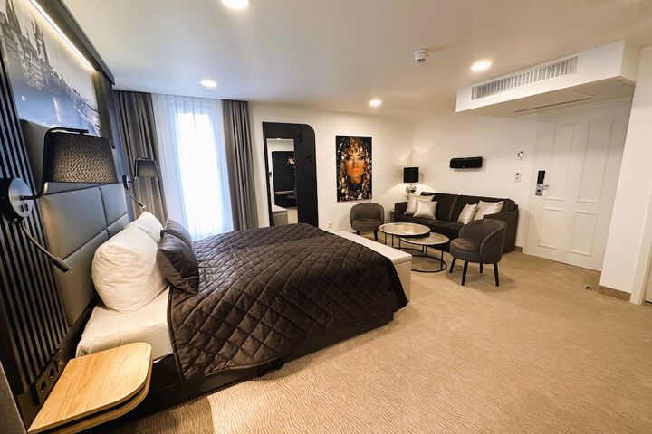 Room 102 of 194