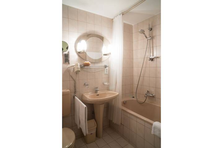 Room 34 of 46