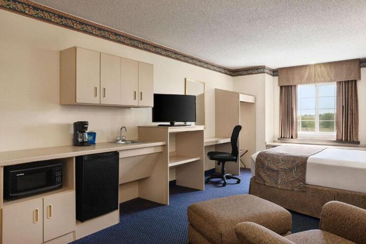 1 Queen Bed Accessible Room (5 of 19)
