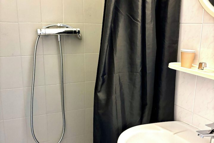 Room 100 of 193