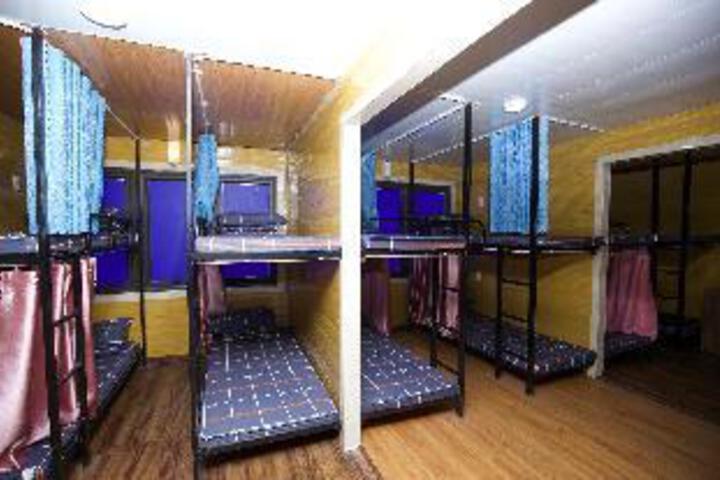 Room 8 of 9