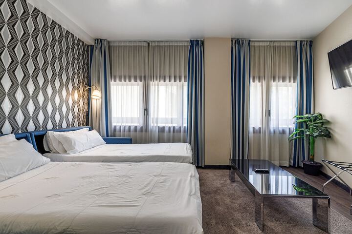 Room 33 of 141
