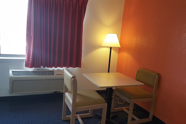 1 King Bed (6 of 8)