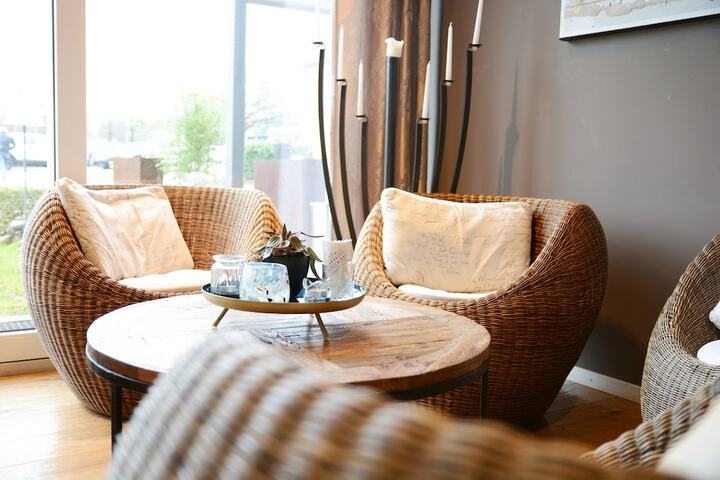 Lobby lounge