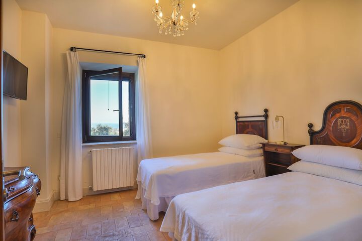 Room 16 of 38