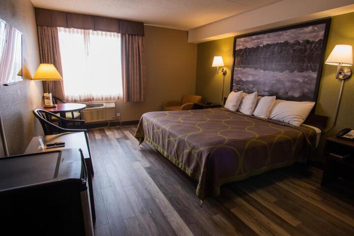 1 King Bed (2 of 8)