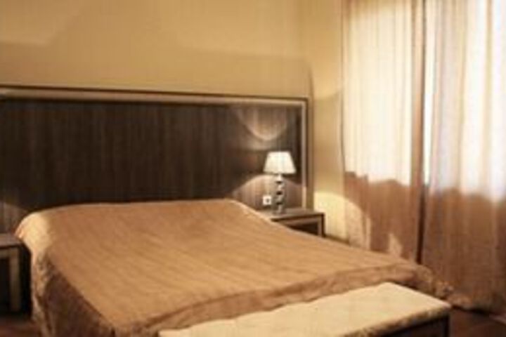 Room 11 of 28