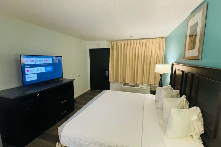 1 King Bed (11 of 14)