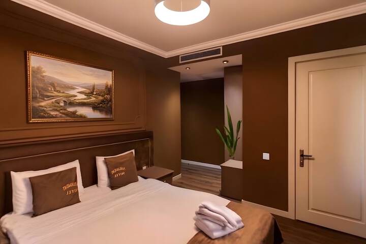 Room 11 of 25