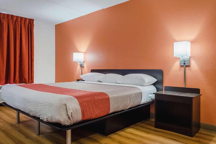 1 King Bed (2 of 3)