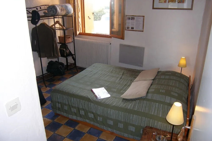 Room 4 of 16