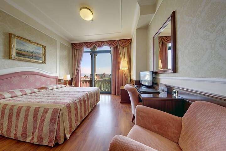 Room 30 of 96