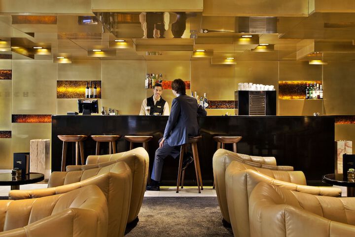 Lounge 75 of 84