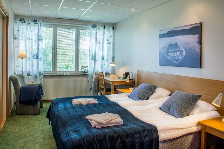 Room 7 of 9