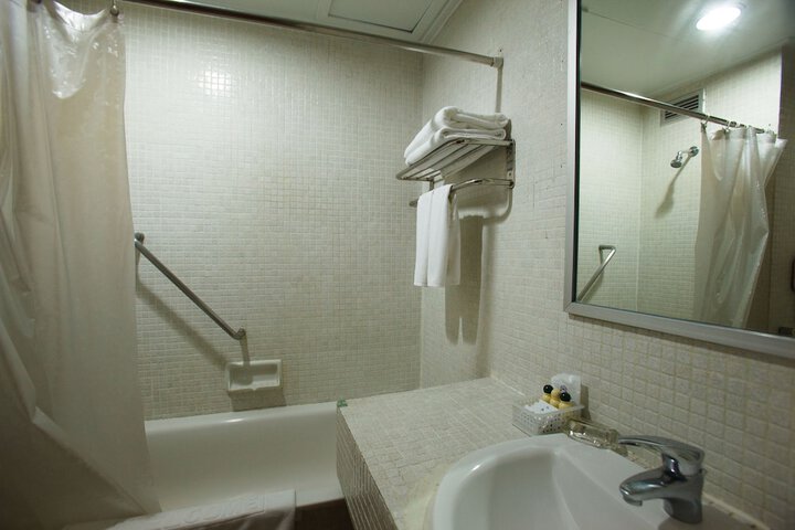 Room 13 of 28