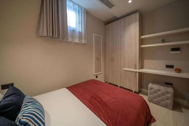 Room 6 of 44