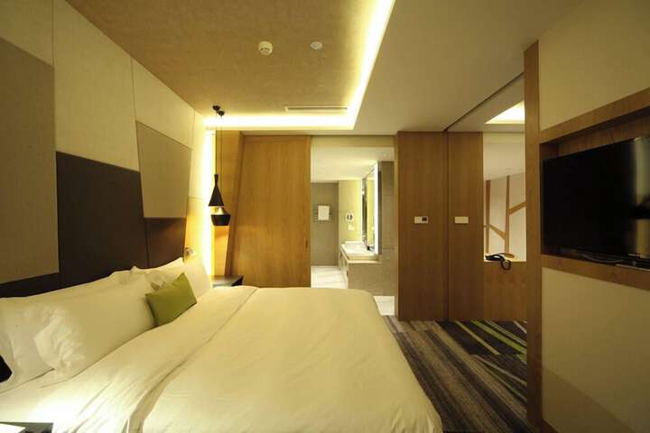Room 8 of 33