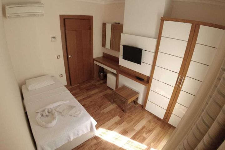 Room 9 of 28