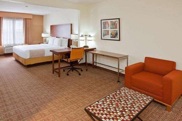 1 King Bed Mobility Hearing Impaired Accessible Room (14 of 17)