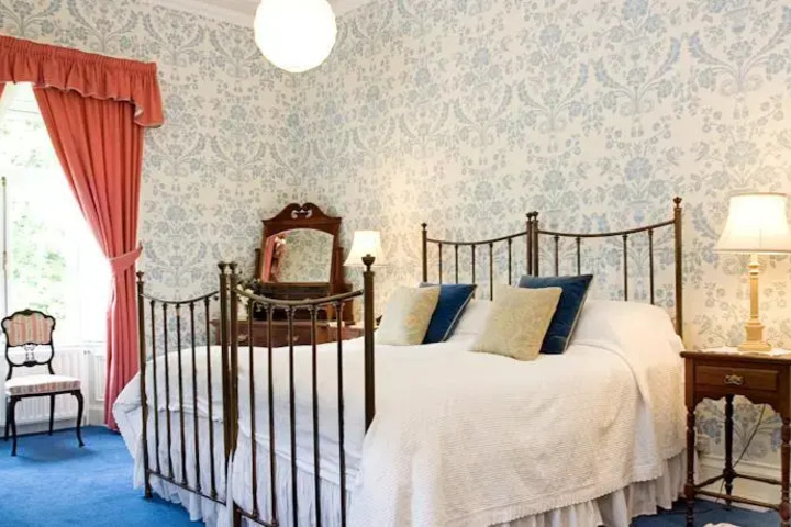 Room 8 of 9
