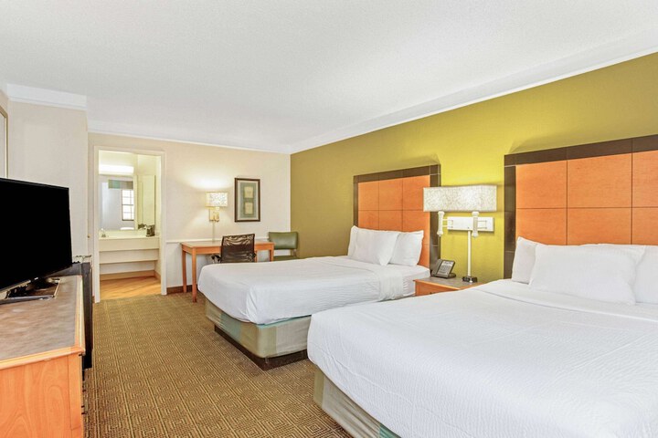 2 Double Beds (6 of 10)