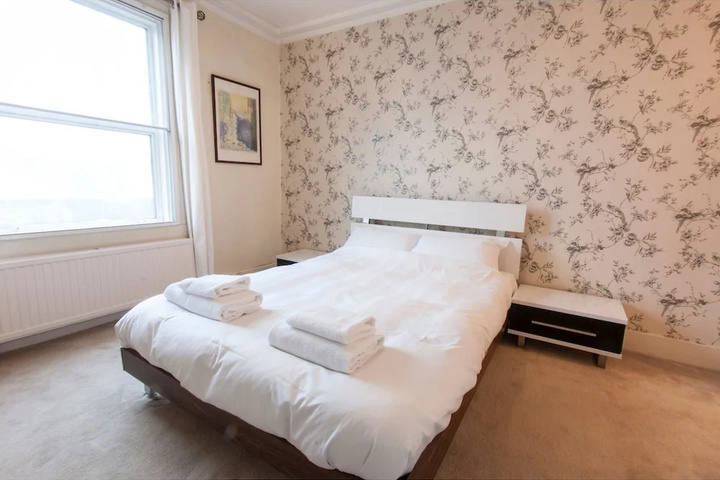 Room 4 of 18