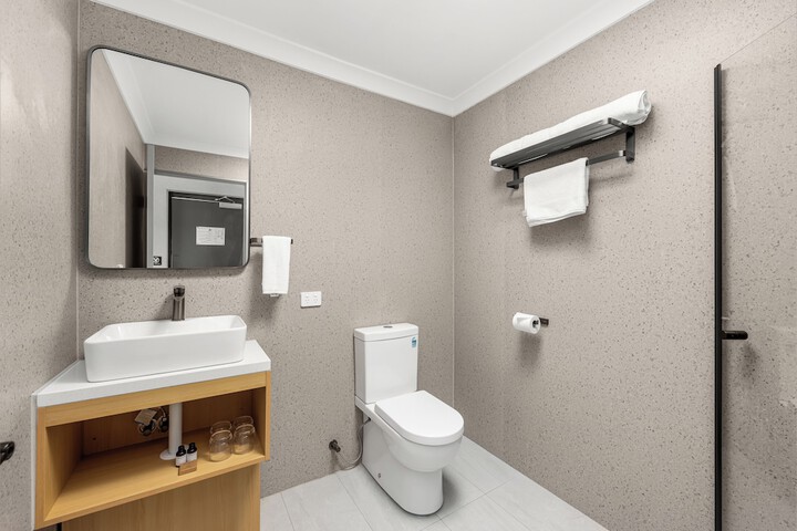 Room 33 of 47