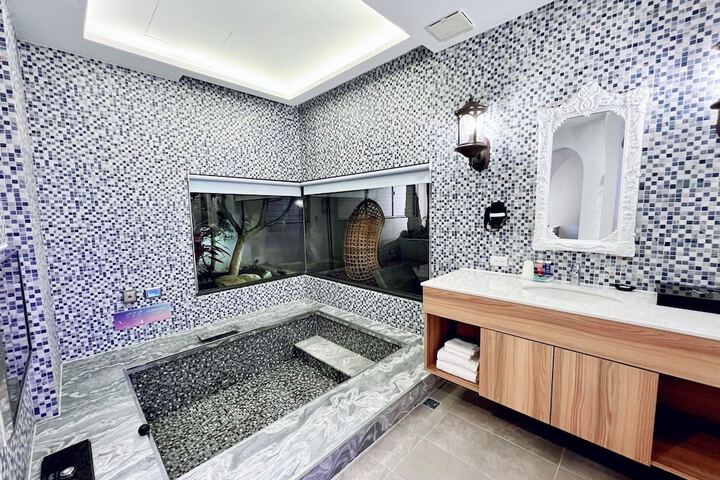 Room 16 of 32