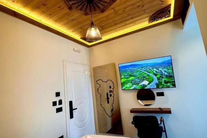Room 9 of 37