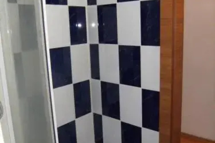 Room 6 of 12