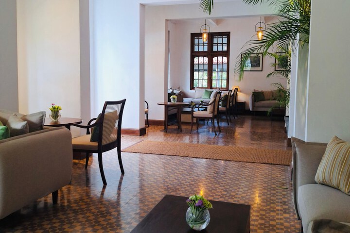 Lounge 43 of 67