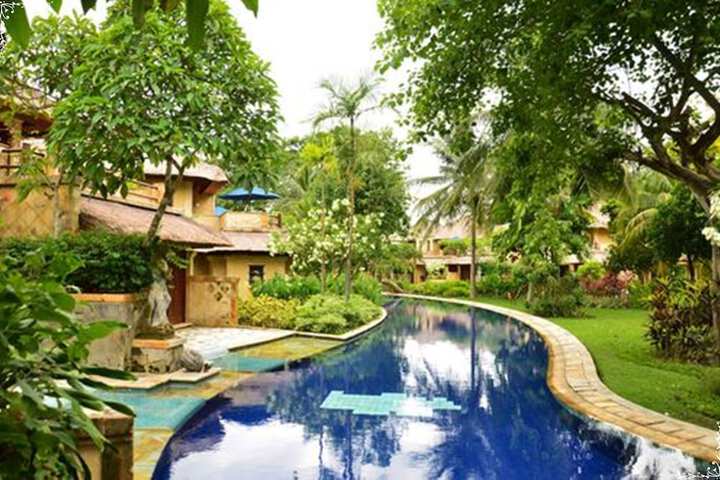 Hotel with Pool