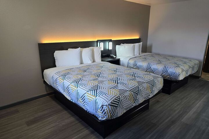 2 Queen Beds Micfridge (5 of 9)