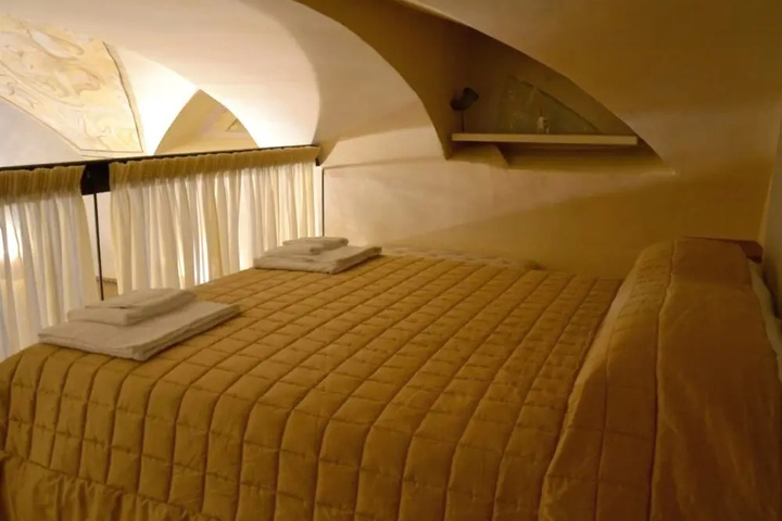 Room 4 of 25