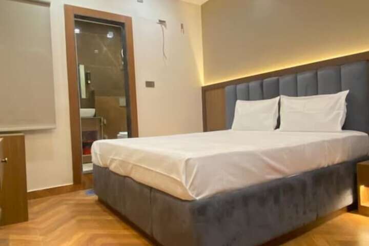 Room 4 of 7