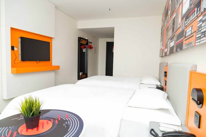 Room 13 of 23