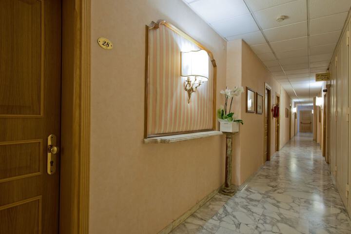 Ballroom/Hall 186 of 201