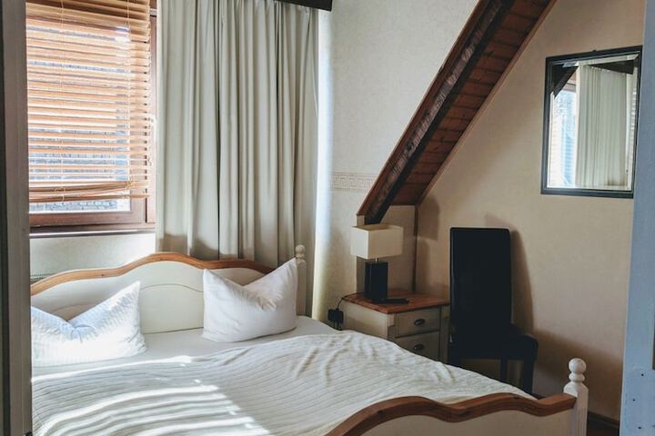 Room 7 of 27