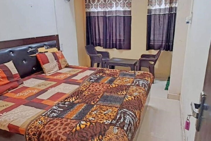 Room 10 of 14