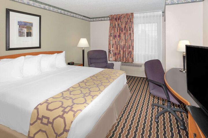 1 King Bed (1 of 15)