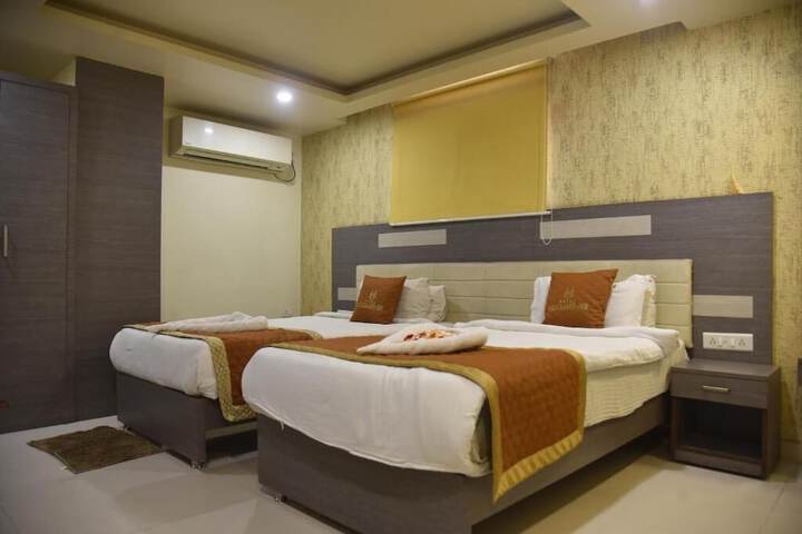 Room 2 of 10