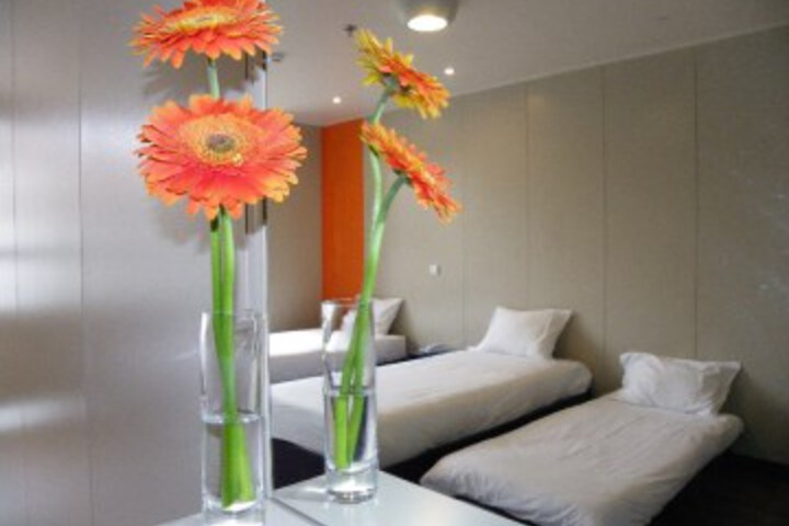 Room 6 of 9