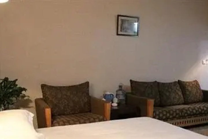 Room 5 of 8